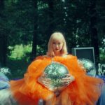 安斉かれん、新曲「不眠症☆廃天国」の歪んだMVを公開