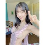 #2i2・天羽希純、ニヤニヤが止まらない無防備横乳ショットで釘付け