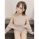 赤ちょこ・本間のゆり、ボディラインぴったりなノースリニットから太もも見せつけ！