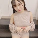 赤ちょこ・本間のゆり、ボディラインぴったりなノースリニットから太もも見せつけ！