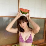衛星とカラテア・久木田菜々夏、スイカをパクリと食べる水着オフショットが可愛すぎる！