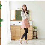 貴島明日香、レギンス履いてスラリとした美脚披露