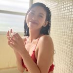 「令和の愛人」宇佐美えり、赤ビキニではしゃぐ満面笑顔のオフショット公開