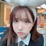 三上悠亜、韓国風JKのコスプレでファン悩殺！