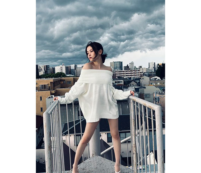 桃月なしこ、オフショルニットから大胆美脚見せショットで釘付け！