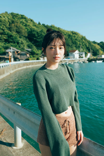 元ラストアイドル・長月翠、故郷・愛媛で昭和レトロなワンピースからランジェリーまで大胆披露