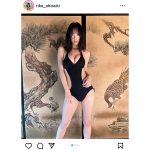 大槻りこ、肌見せ感バツグンの黒水着で魅せる透明ボディ披露