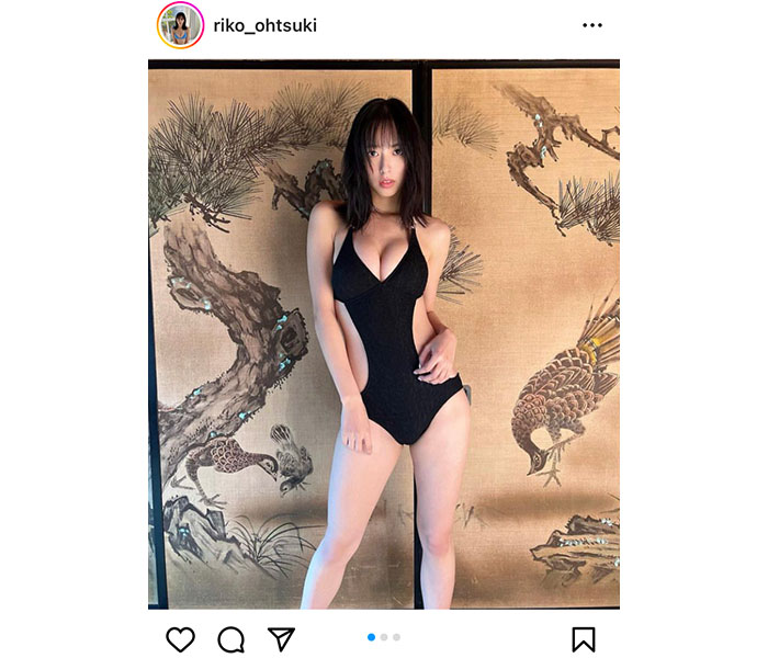 大槻りこ、肌見せ感バツグンの黒水着で魅せる透明ボディ披露