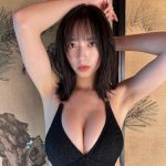 大槻りこ、肌見せ感バツグンの黒水着で魅せる透明ボディ披露