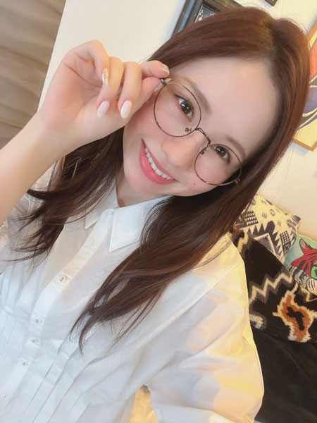 SKE48・佐藤佳穂、太ももが気になるメガネ×白シャツコーデにどぎまぎ！