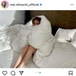 新内眞衣、布団からひょっこり！スラリと伸びた美脚に「もっと見せてくれ〜」の声