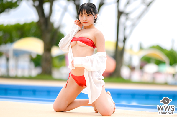 【写真特集】女優・鈴木優愛、下乳ハミ出る赤色ビキニで悩殺！＜近代麻雀水着祭2022＞