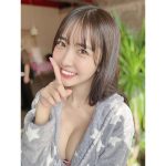 #2i2・天羽希純、ガウン越しのチラ見せバストで釘付け！