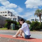 HKT48・田中美久、雨でも晴れるリアル「天気の子」オフショットで美脚全開