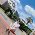 HKT48・田中美久、雨でも晴れるリアル「天気の子」オフショットで美脚全開