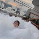 HKT48・田中美久、屋外ジャグジーで泡だらけに！「泡になりたい」の声も