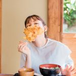 トリンドル玲奈、鎌倉で撮り下ろした等身大の2023年カレンダー発売