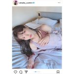 上坂すみれ、着崩しニットでセクシーな素肌を披露
