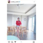 上坂すみれ、赤Tシャツ×下着姿の爽やかセクシーオフショット公開