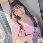 上坂すみれ、着崩しニットでセクシーな素肌を披露