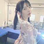 上坂すみれ、ロリータ衣装で名刺をハムっとくわえた写真を公開