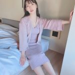 上坂すみれ、着崩しニットでセクシーな素肌を披露