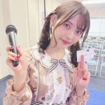 上坂すみれ、ロリータ衣装で名刺をハムっとくわえた写真を公開