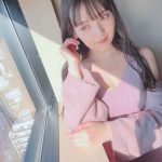 上坂すみれ、着崩しニットでセクシーな素肌を披露