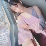 上坂すみれ、着崩しニットでセクシーな素肌を披露