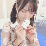 上坂すみれ、ロリータ衣装で名刺をハムっとくわえた写真を公開