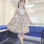 上坂すみれ、ロリータ衣装で名刺をハムっとくわえた写真を公開