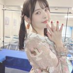 上坂すみれ、ロリータ衣装で名刺をハムっとくわえた写真を公開