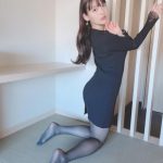 上坂すみれ、黒タイツ×ニットワンピから美谷間披露！あらわになるボディラインに「人妻感半端ないて」