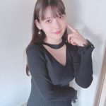上坂すみれ、黒タイツ×ニットワンピから美谷間披露！あらわになるボディラインに「人妻感半端ないて」