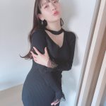 上坂すみれ、黒タイツ×ニットワンピから美谷間披露！あらわになるボディラインに「人妻感半端ないて」