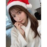 雪平莉左、ガウン姿でサンタ帽子をかぶり気分はクリスマス！「今月は3つ表紙あります」
