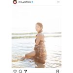 吉岡里帆、ビキニと濡れ肌が織りなす幻想的な振り向きショットにファン歓喜