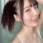 #よーよーよー・由良ゆら、胸元に全集中！スクール水着姿でポニーテールの作り方動画を公開