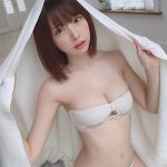 えなこ、色っぽいランジェリー姿で「おふとん」ショットに「セクシーで綺麗！」「たまらん」の声！