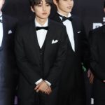 INI、クールな黒のタキシードでレッドカーペットに登場！「SPECTRA」のMAMA特別バージョンを披露＜2022 MAMA AWARDS＞