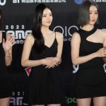 ITZY、美脚あらわな黒ワンピでレッドカーペットに登場！＜2022 MAMA AWARDS＞