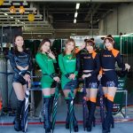 レースクイーン・霧島聖子、ミニスカコスチュームで見惚れる絶対領域を披露！