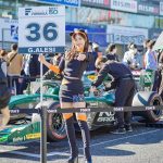 レースクイーン・霧島聖子、ミニスカコスチュームで見惚れる絶対領域を披露！