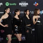 KARA、セクシーな黒衣装でレッドカーペットに登場!<2022 MAMA AWARDS>