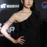 KARA、セクシーな黒衣装でレッドカーペットに登場！＜2022 MAMA AWARDS＞