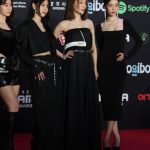 KARA、セクシーな黒衣装でレッドカーペットに登場!<2022 MAMA AWARDS>