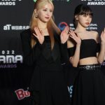 LE SSERAFIM、美脚あらわなミニ丈衣装でレッドカーペットに登場！＜2022 MAMA AWARDS＞
