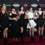 LE SSERAFIM、美脚あらわなミニ丈衣装でレッドカーペットに登場！＜2022 MAMA AWARDS＞