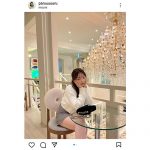 島崎遥香、超ミニスカで美脚あらわな際どい脚組みショットを披露！