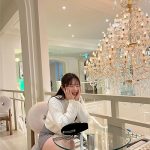 島崎遥香、超ミニスカで美脚あらわな際どい脚組みショットを披露！